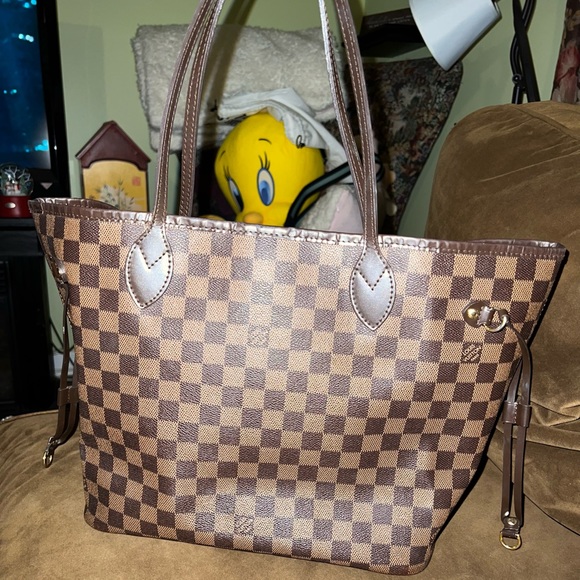 Louis Vuitton Neverfull MM Tote Bag - Picture 2 of 9